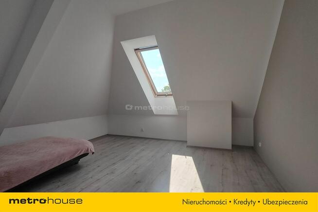 Dom z basenem w otoczeniu lasu w pobliżu jezior.