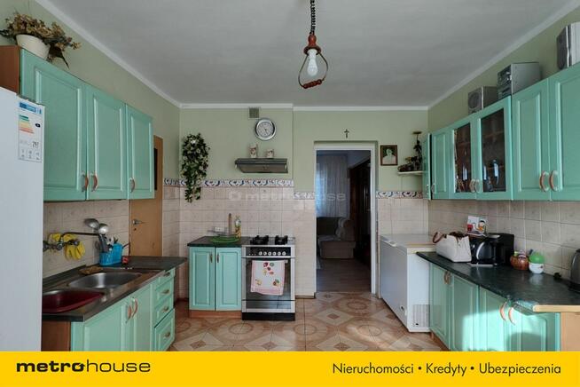 Dom na wsi z dużą działką i zabudowaniami gospodar