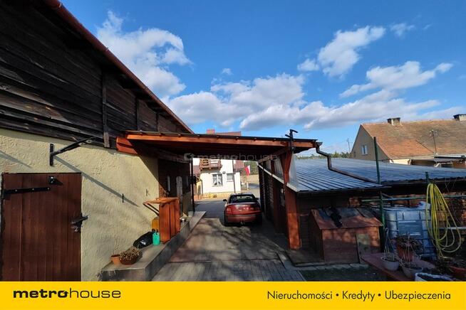 Dom w zabudowie bliźniaczej z garażami i ogrodem.