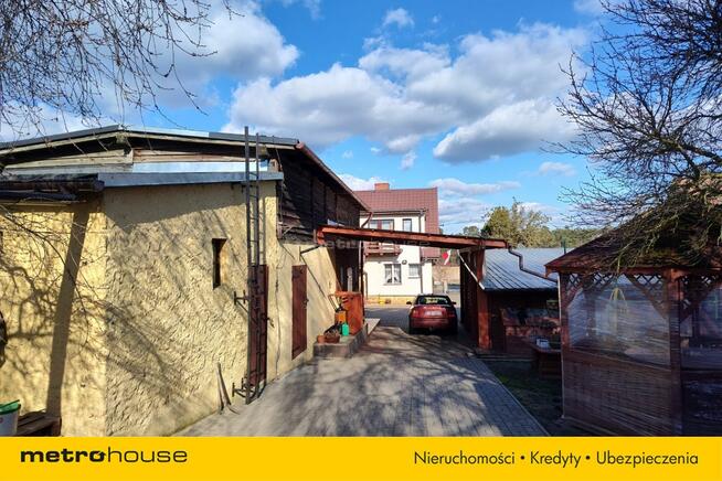 Dom w zabudowie bliźniaczej z garażami i ogrodem.