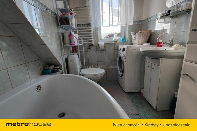 Dom w zabudowie bliźniaczej z garażami i ogrodem.