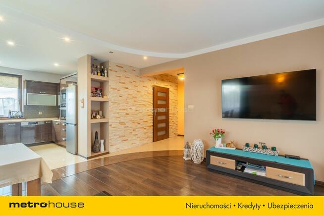 Komfortowy dom położony na obrzeżach miasta.