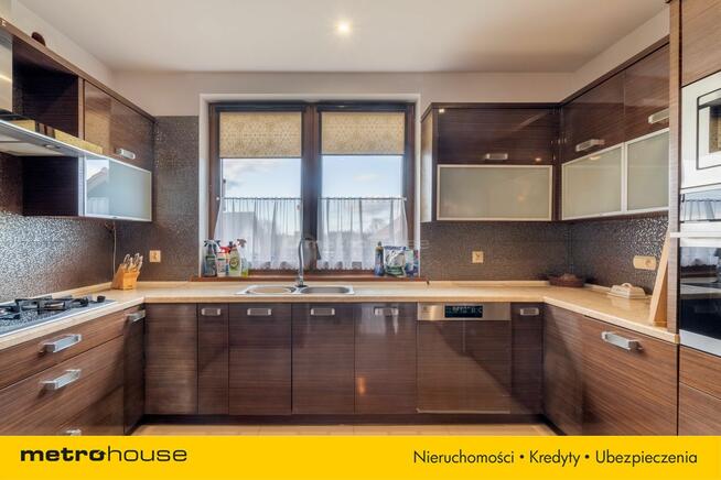 Komfortowy dom położony na obrzeżach miasta.