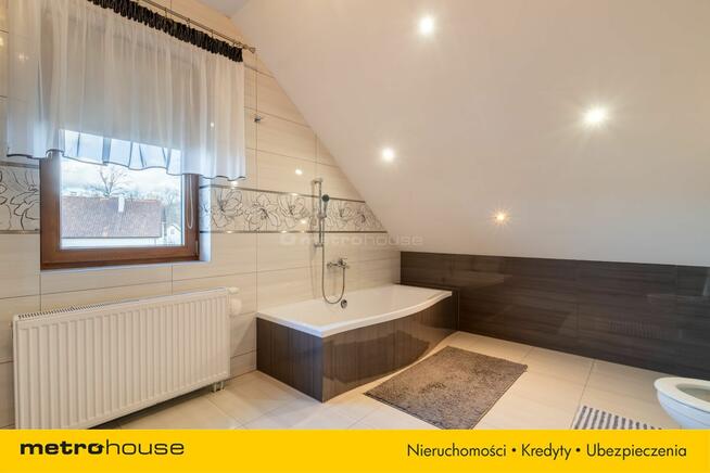 Komfortowy dom położony na obrzeżach miasta.