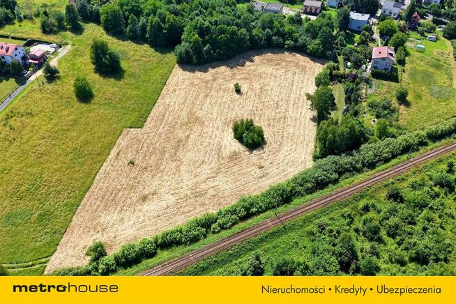 Działka w spokojnej okolicy blisko centrum miasta.