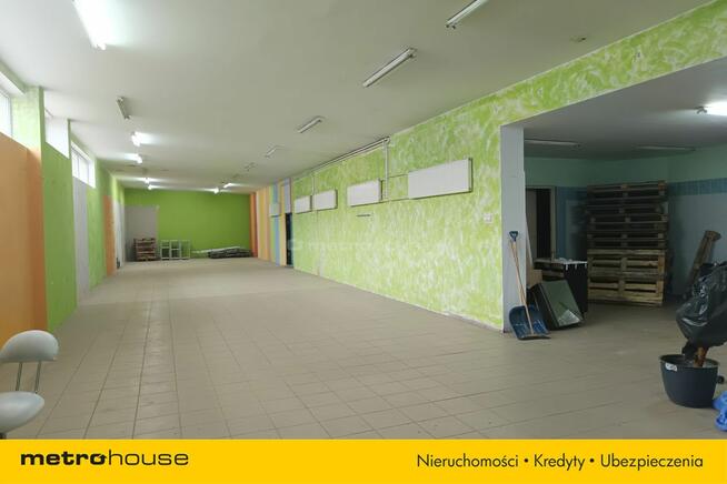 Pawilon handlowy z parkingiem w centrum Biskupca