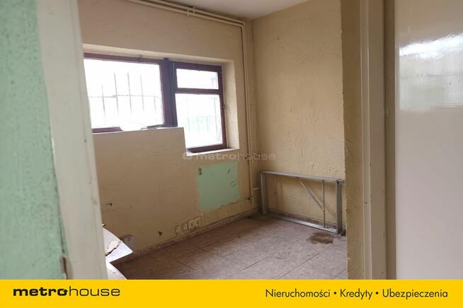 Pawilon handlowy z parkingiem w centrum Biskupca