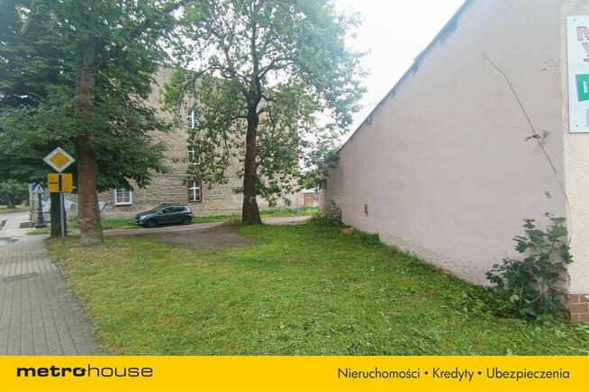 Pawilon handlowy z parkingiem w centrum Biskupca