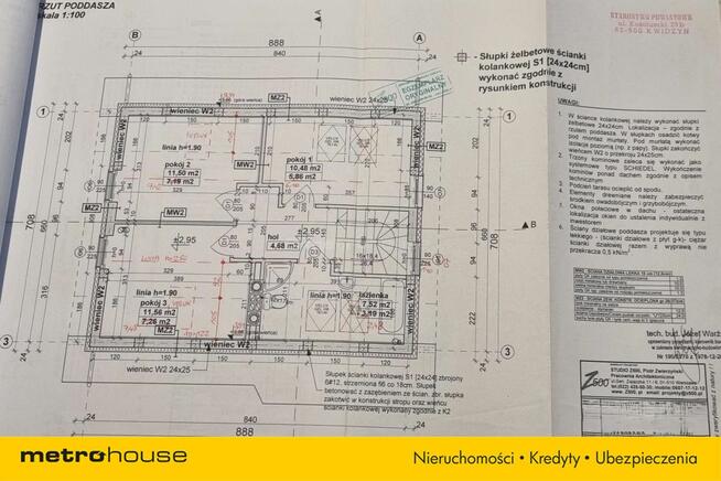 Dwa domki rekreacyjne na działce z linią brzegową.