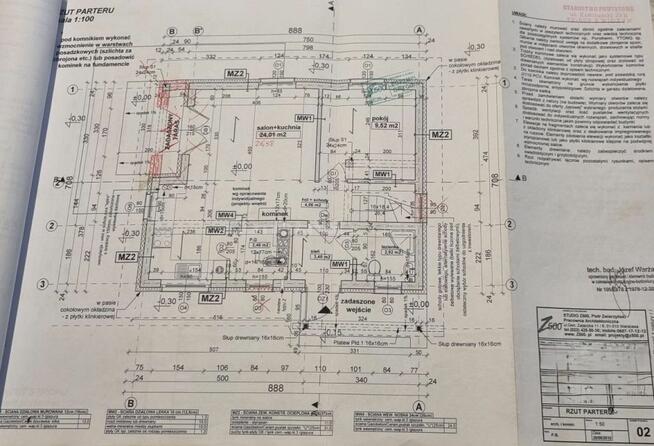 Dwa domki rekreacyjne na działce z linią brzegową.