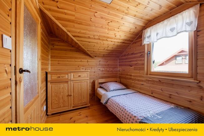 Dwa domki rekreacyjne na działce z linią brzegową.