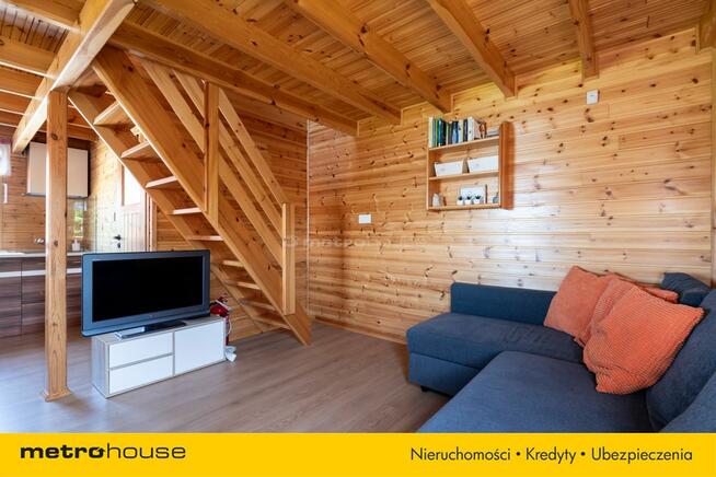 Dwa domki rekreacyjne na działce z linią brzegową.