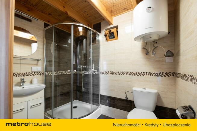 Dwa domki rekreacyjne na działce z linią brzegową.