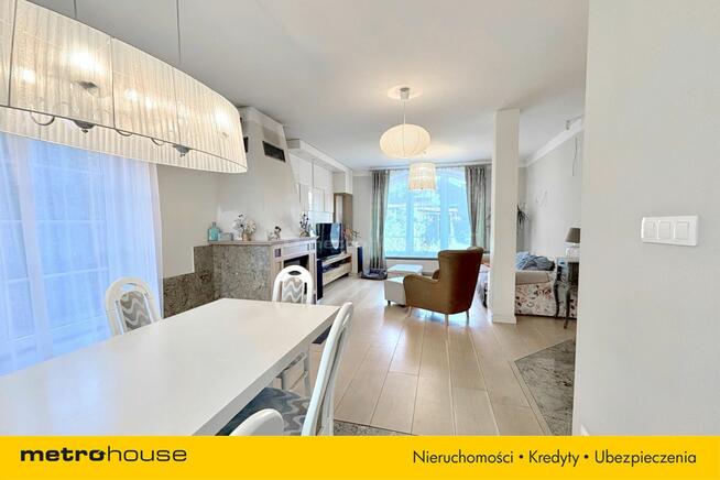 Dom wolnostojący na dużej kształtnej działce.