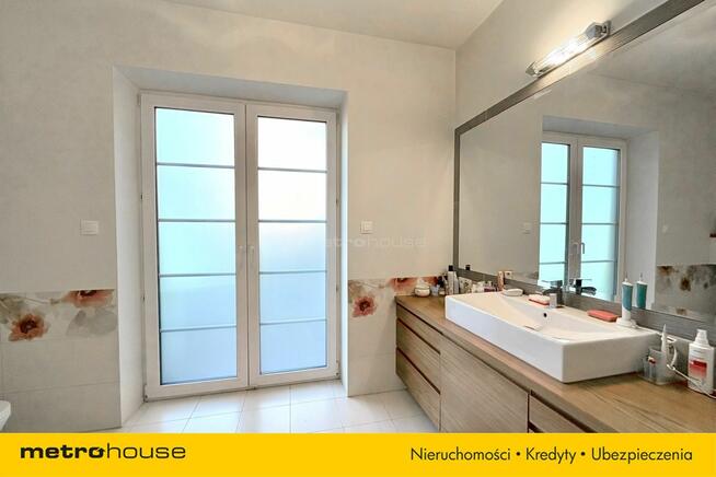 Dom wolnostojący na dużej kształtnej działce.