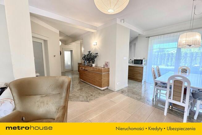 Dom wolnostojący na dużej kształtnej działce.