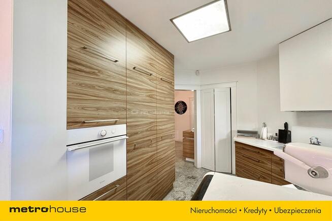 Dom wolnostojący na dużej kształtnej działce.