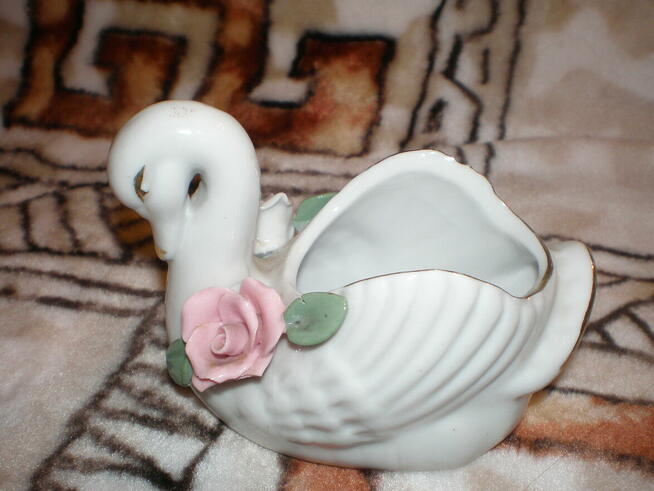 Sprzedam figurkę ceramiczną biały łabędź, stan dobry.