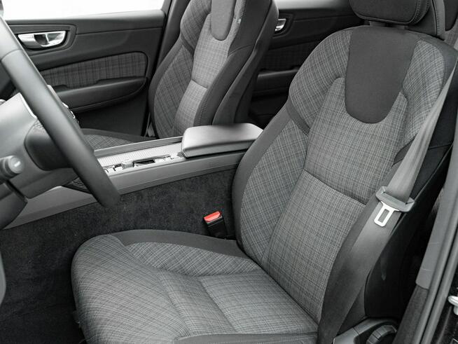 Volvo XC 60 DW8TM28#B4 B ESSENTIAL Cz.cof LED 2 stref klima Salon PL VAT23%