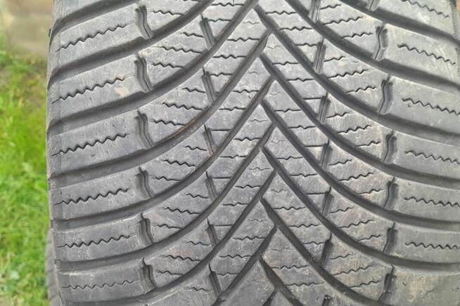 Opony wielosezonowe R17 215/60