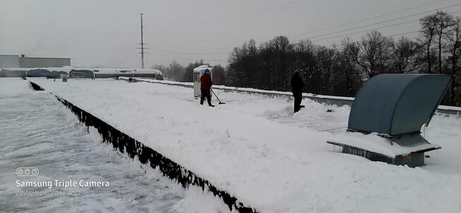 Praca odśnieżanie dachów płaskich