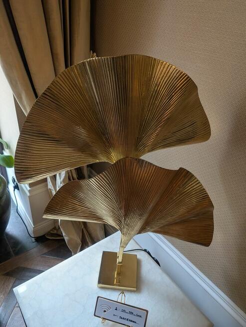 Lampa stołowa w formie stylizowanych liści palmowych