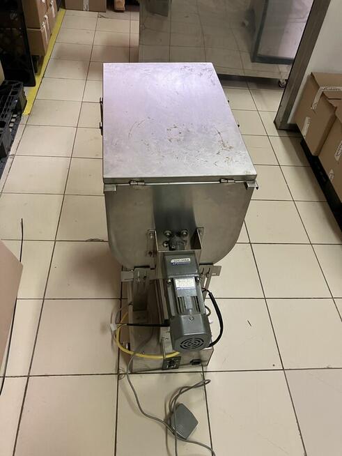 Dozownik do past z mieszalnikiem