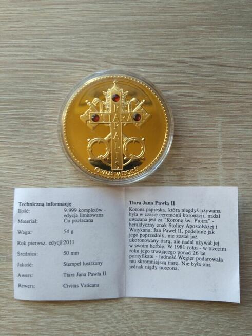 30. Medal okolicznościowy Korony Papieskie Tiara