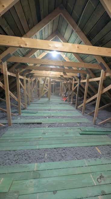 Profesjonalne ocieplenie dachu i poddasza celulozą w Toruniu