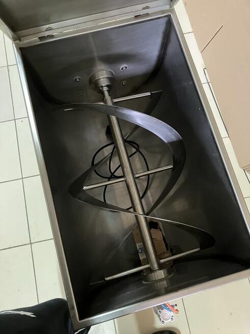 Dozownik do past z mieszalnikiem