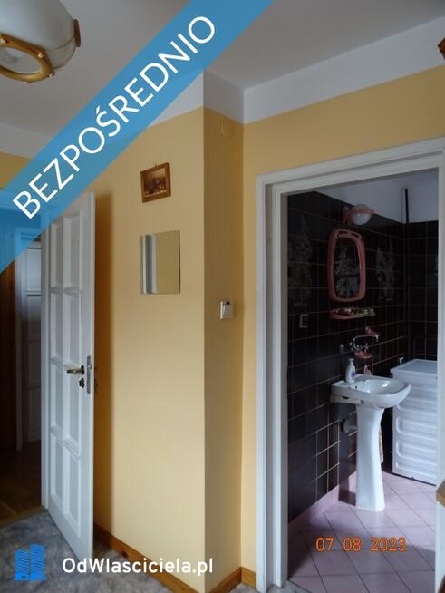 Dom wśród zieleni przy lesie