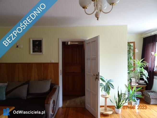 Dom wśród zieleni przy lesie