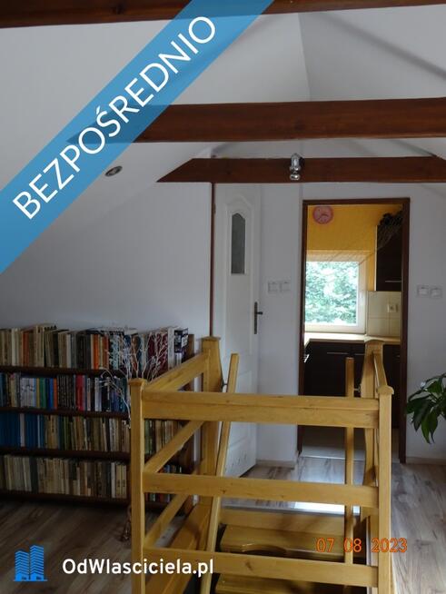 Dom wśród zieleni przy lesie