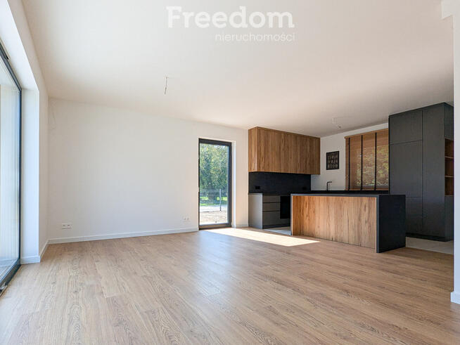 Nowy wykończony dom gotowy do wprowadzenia