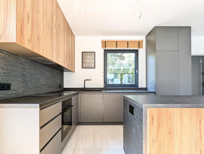 Nowy wykończony dom gotowy do wprowadzenia