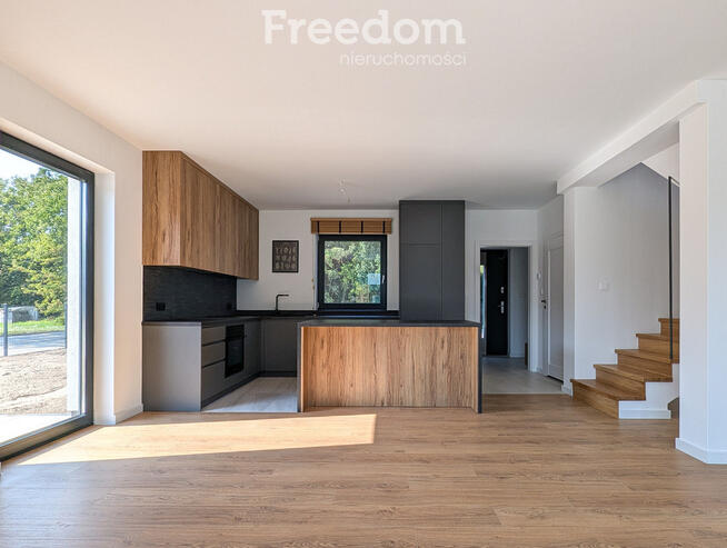 Nowy wykończony dom gotowy do wprowadzenia