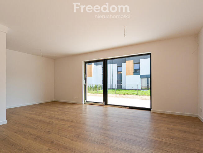 Nowy wykończony dom gotowy do wprowadzenia