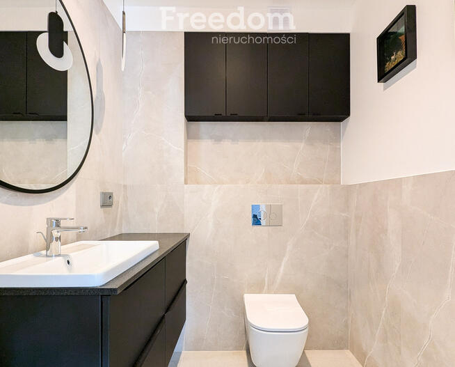 Nowy wykończony dom gotowy do wprowadzenia