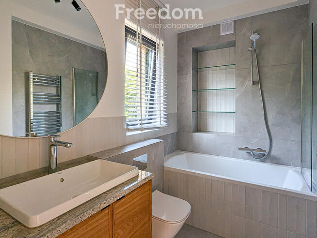 Nowy wykończony dom gotowy do wprowadzenia