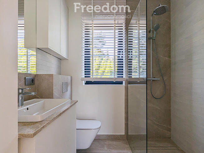 Nowy wykończony dom gotowy do wprowadzenia