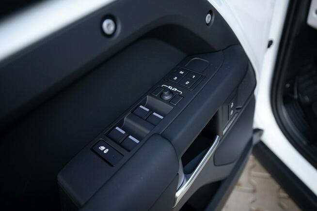 Land Rover Defender MY25 3.0D I6 200 KM AWD X-Dynamic SE 110 FujiWhite JLR Marvel Łódź