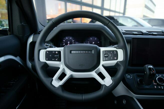 Land Rover Defender MY25 3.0D I6 200 KM AWD X-Dynamic SE 110 FujiWhite JLR Marvel Łódź