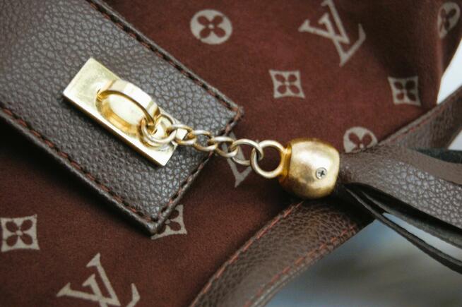 Zamszowa, brązowa torebka na ramię Louis Vuitton, replika