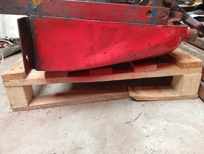 Zbiornik oleju hydraulicznego z rozdzielaczem