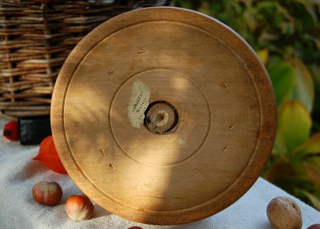 Straszny dziadunio! Drewniany, rzeźbiony dziadek do orzechów