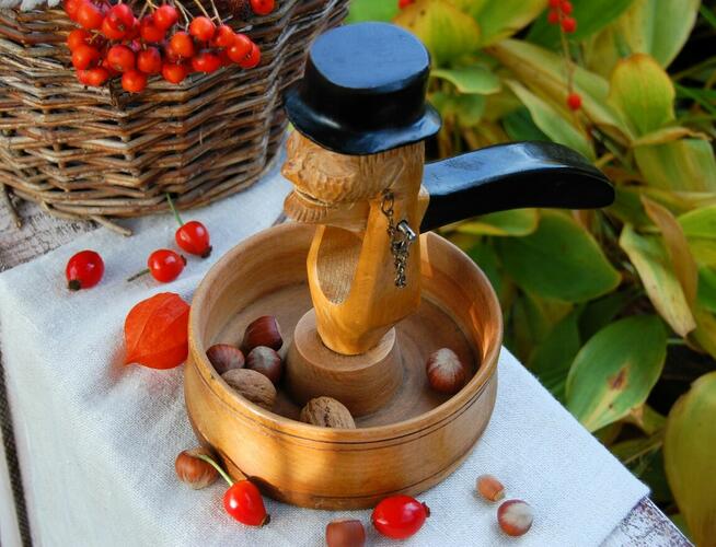 Straszny dziadunio! Drewniany, rzeźbiony dziadek do orzechów