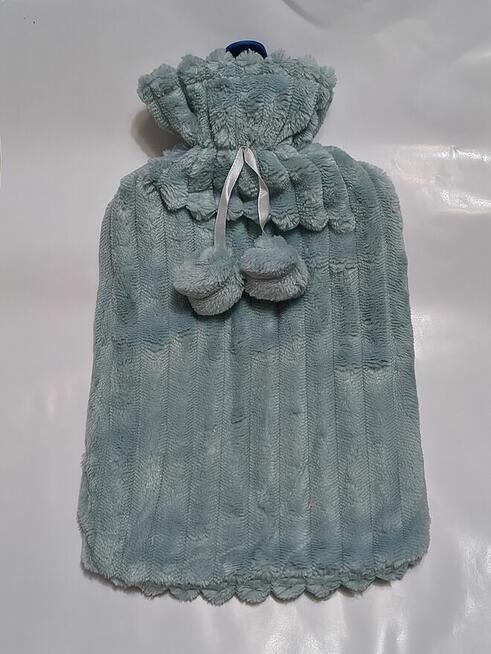 Nowy termofor gumowy z puszystym pokrowcem błękitny