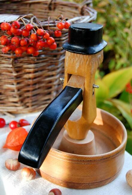 Straszny dziadunio! Drewniany, rzeźbiony dziadek do orzechów