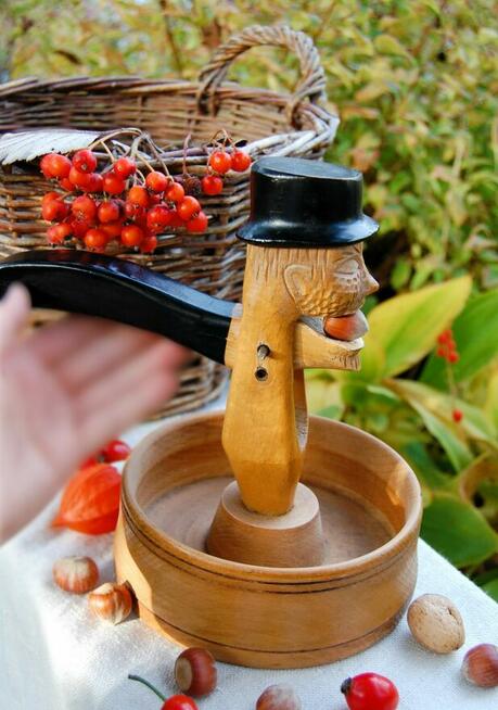 Straszny dziadunio! Drewniany, rzeźbiony dziadek do orzechów