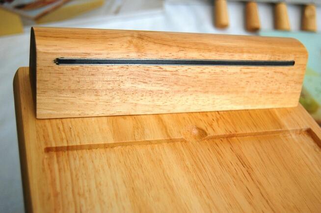 Drewniana deska do serów z 4 nożami 35,5 x 26 cm, Easy Life